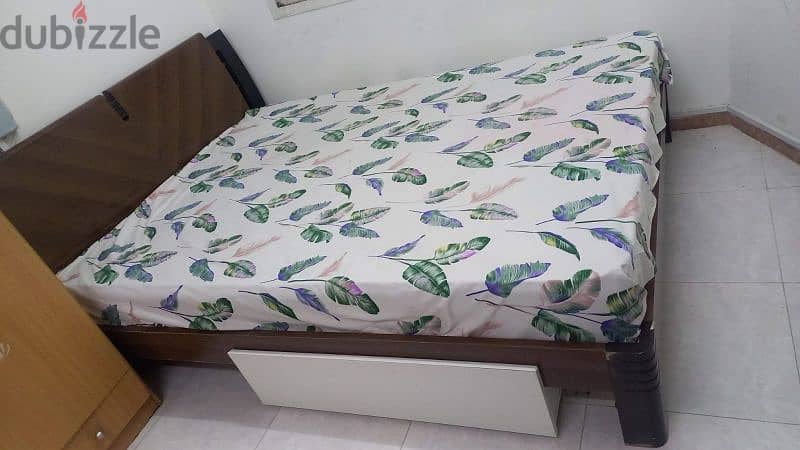 dubel bed, Metter body, good condition 2