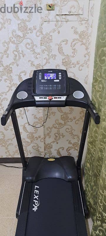 Treadmill with Automatic Inclined Function (Can be Delivere also)