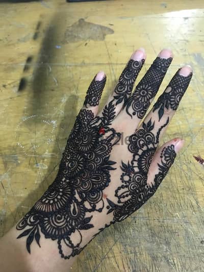 I am a skilled and experienced henna artist available