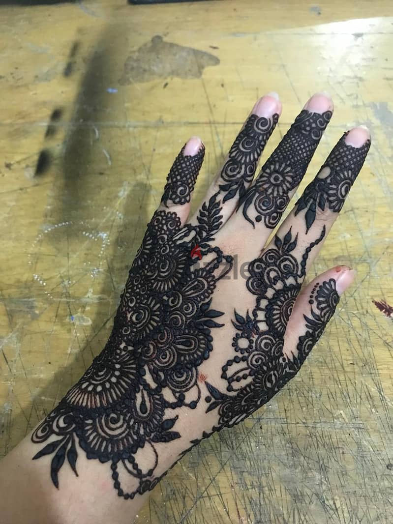 I am a skilled and experienced henna artist available 0