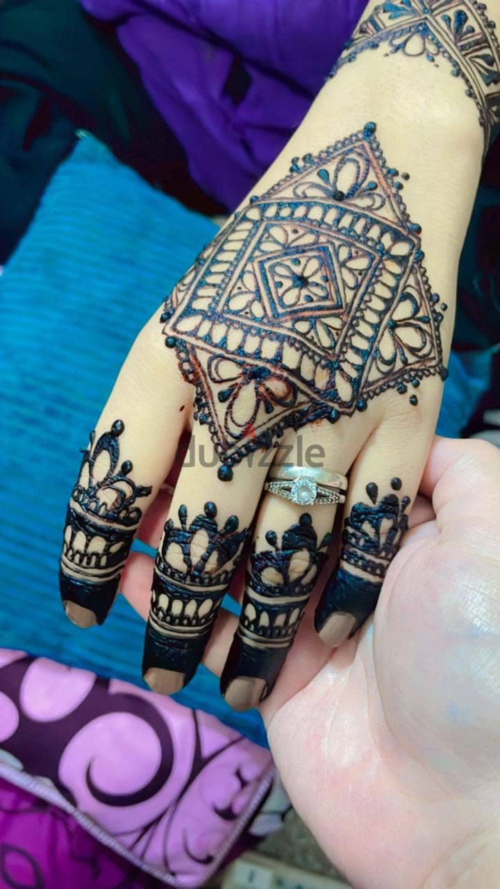 I am a skilled and experienced henna artist available 1