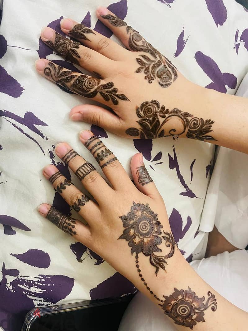 I am a skilled and experienced henna artist available 2