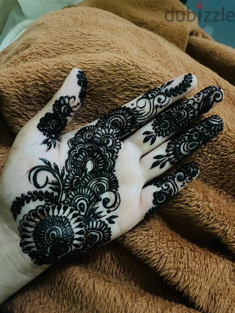 I am a skilled and experienced henna artist available 3