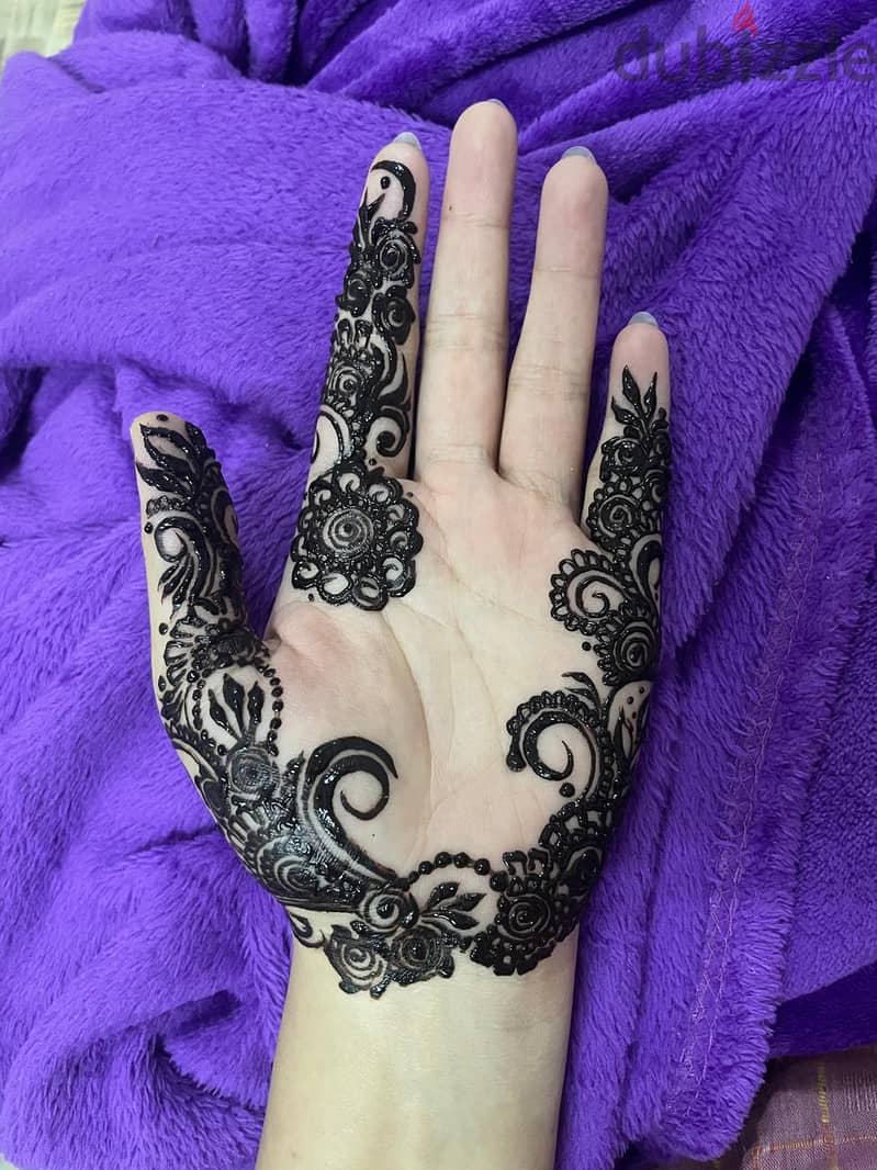 I am a skilled and experienced henna artist available 4