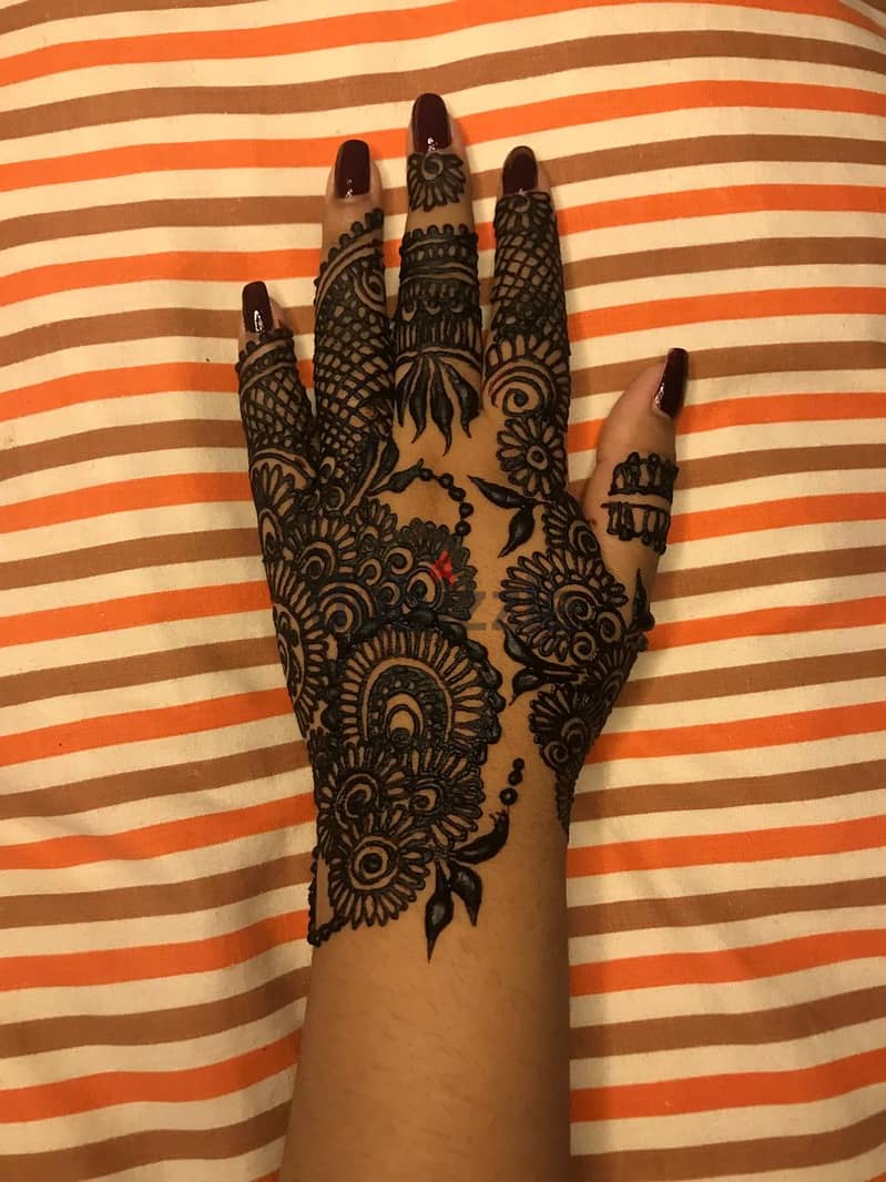 I am a skilled and experienced henna artist available 5