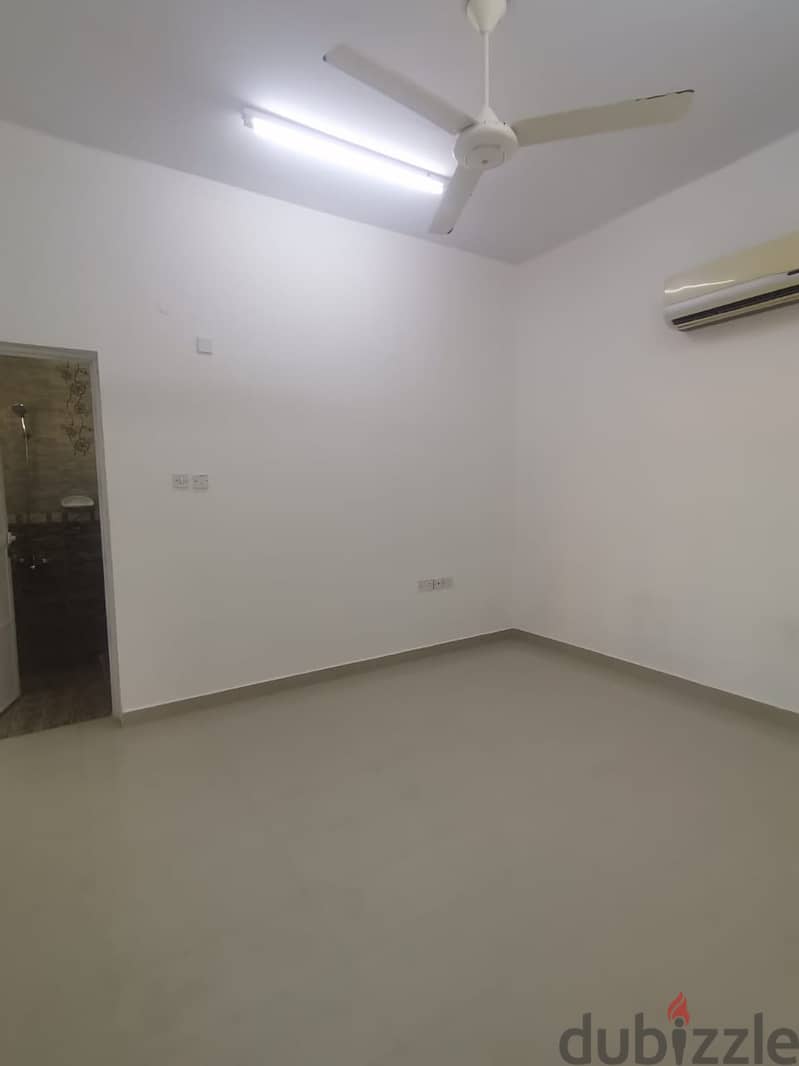 For Rent 4 Bhk+1 Villa In Al Hail 13