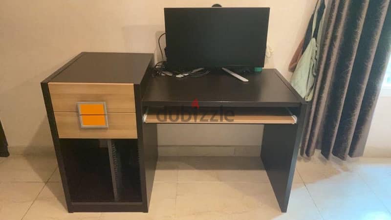 PC table in excellent condition for sale طاولة كمبيوتر بحالة ممتازة 0