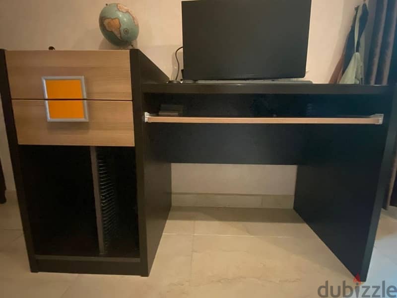 PC table in excellent condition for sale طاولة كمبيوتر بحالة ممتازة 1