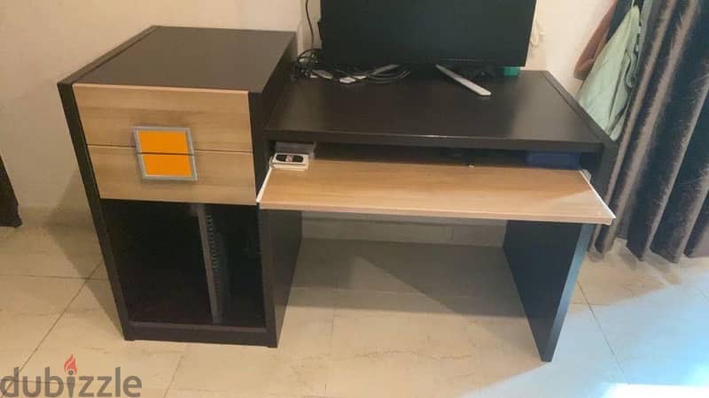 PC table in excellent condition for sale طاولة كمبيوتر بحالة ممتازة 2