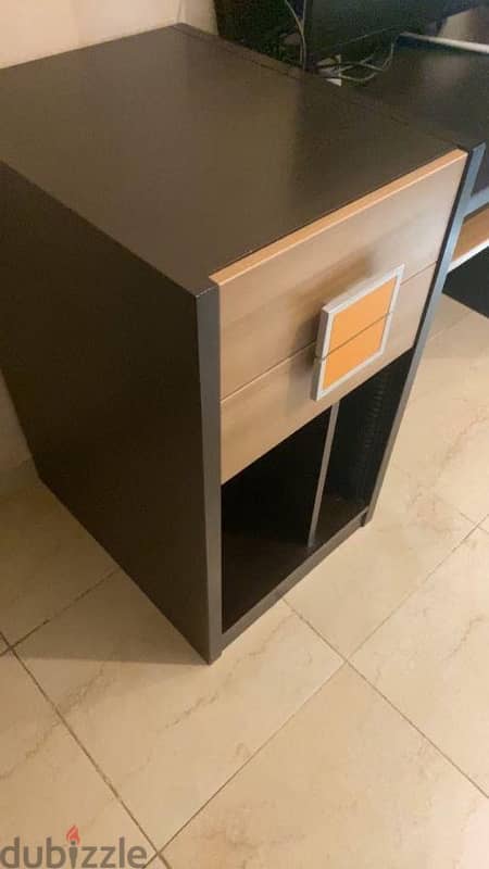 PC table in excellent condition for sale طاولة كمبيوتر بحالة ممتازة 3