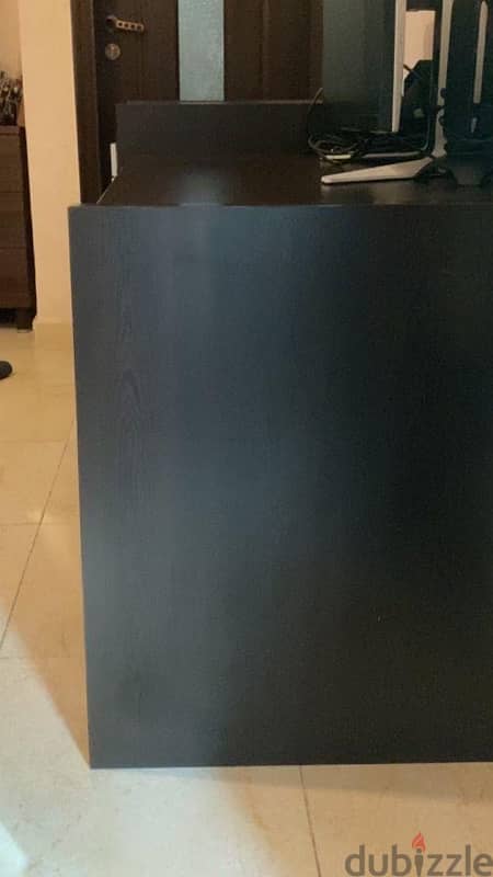 PC table in excellent condition for sale طاولة كمبيوتر بحالة ممتازة 4