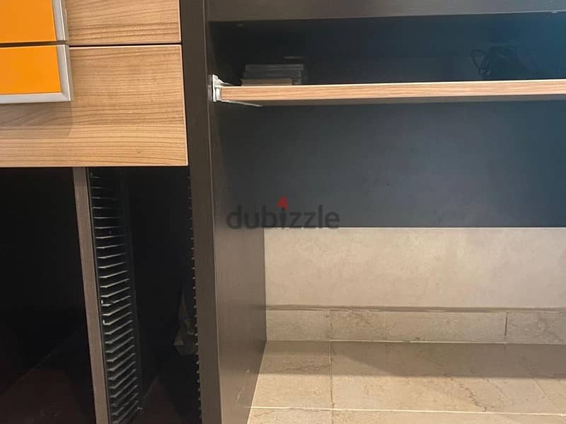 PC table in excellent condition for sale طاولة كمبيوتر بحالة ممتازة 5