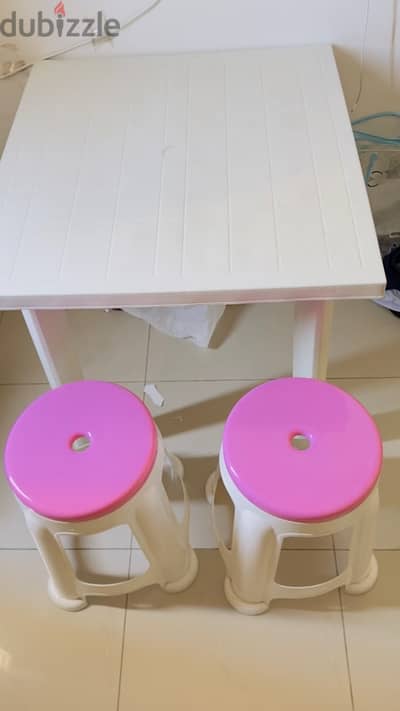 plastic dinning table for sale with 2 stools with it