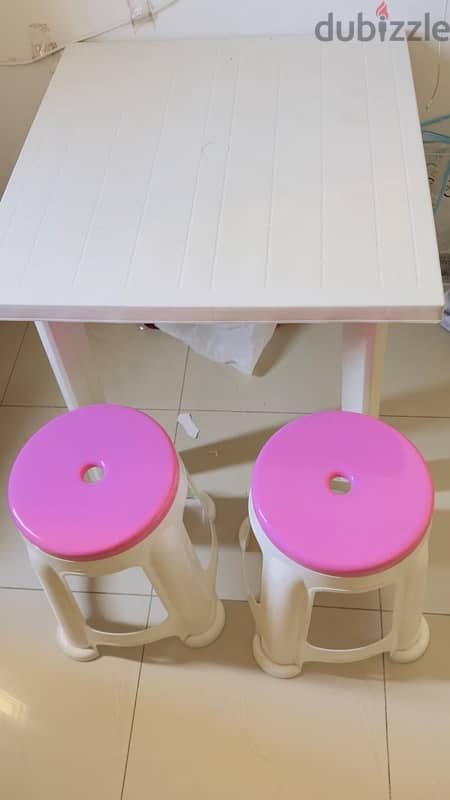 plastic dinning table for sale with 2 stools with it 1