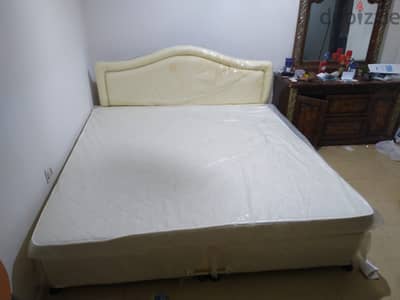 king size bed in excellent conditions 3 month used still with plastic