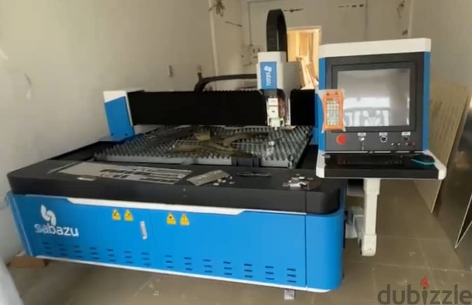 We have fiber laser machine for cutting and shaping metals. مكينة فايبر 4