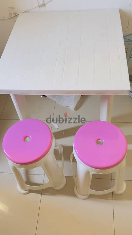 plastic dinning table with 2 stools 0