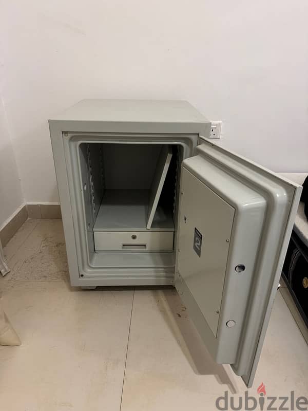 excellent condition safe 1