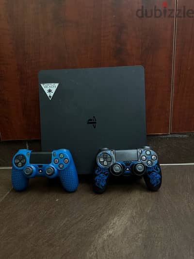 SONY PS4 SLIM 1 TB | 2 CONTROLLERS WITH COVER