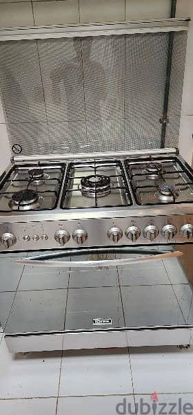 Cooker with 5 burners