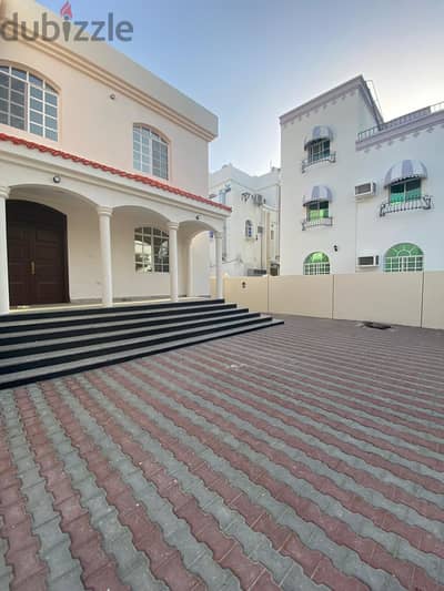 "SR- AF-721 **Spacious Commercial Villa to Let in Azaiba!**