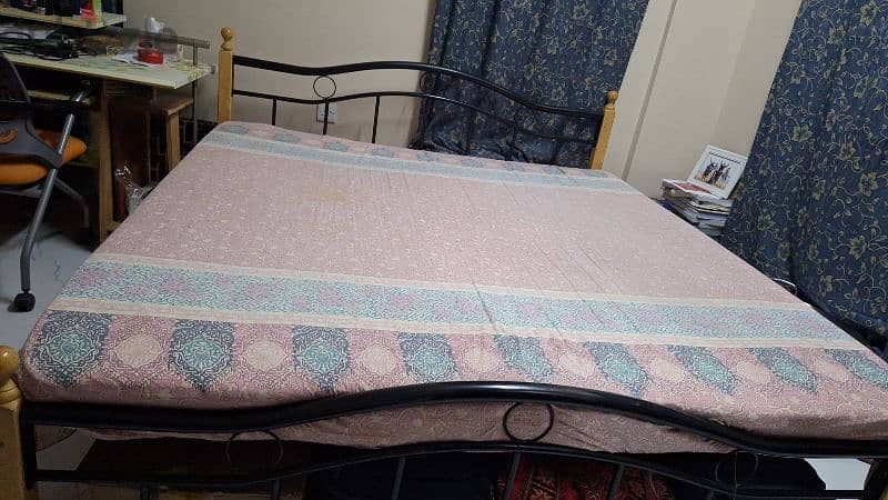 bed set with matress and table free 1