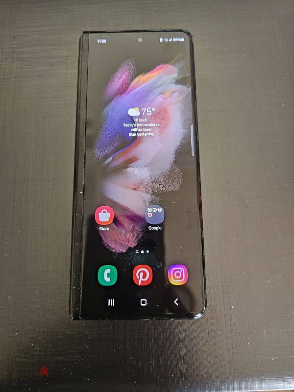 fold 3 in very good condition.  black colour. 256 GB 6