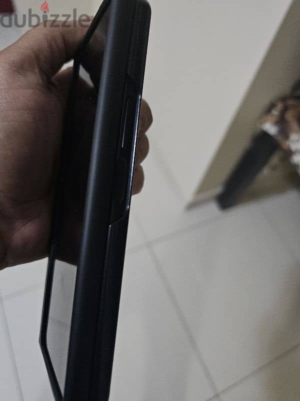 fold 3 in very good condition.  black colour. 256 GB 8