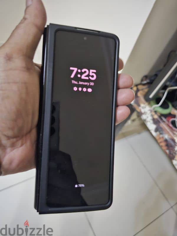 fold 3 in very good condition.  black colour. 256 GB 9