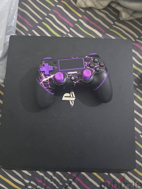 Ps4 in very good condition and all wires with custom controller 1