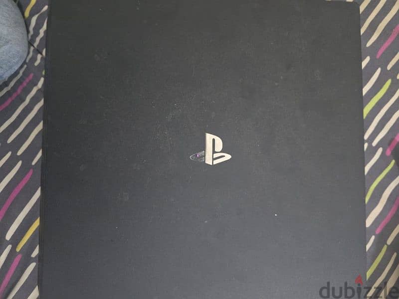 Ps4 in very good condition and all wires with custom controller 2