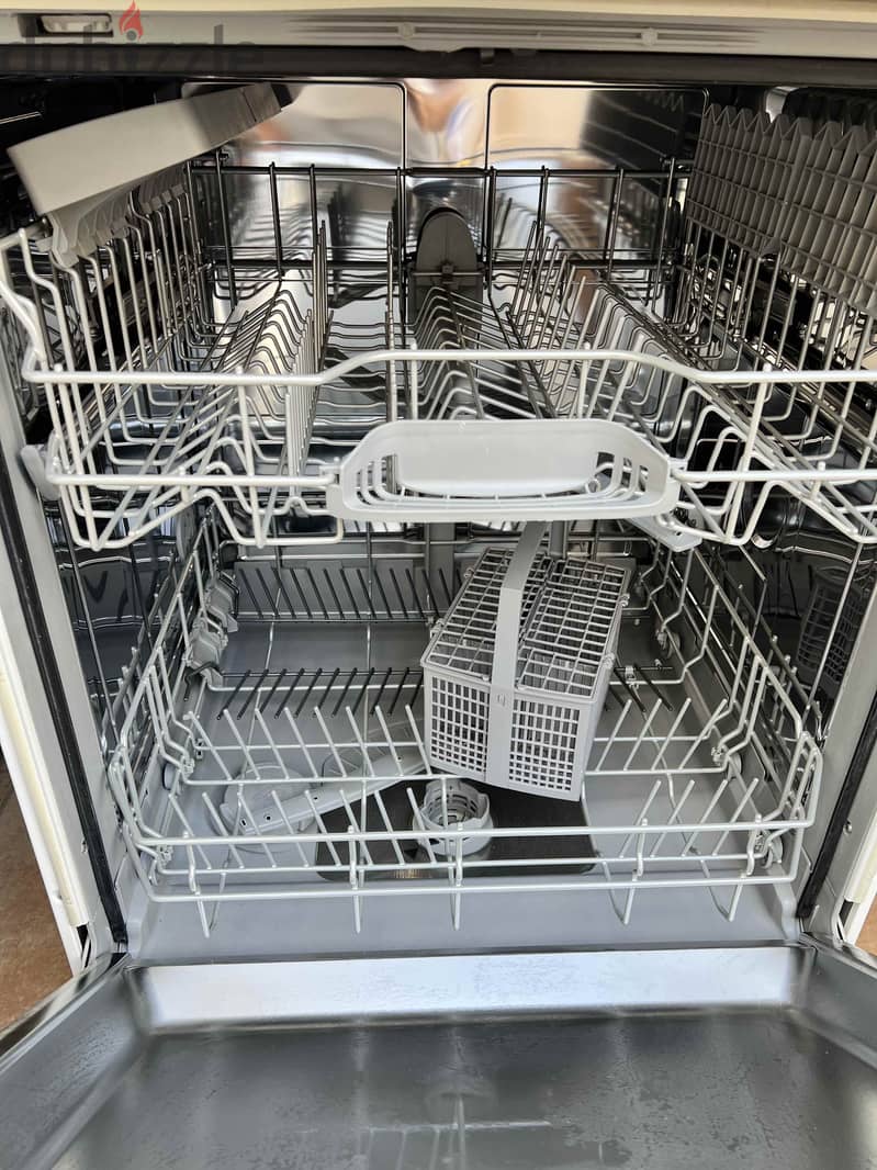 Bosch SI6P1B Dishwasher (White) - Excellent Condition, Sparingly Used 2