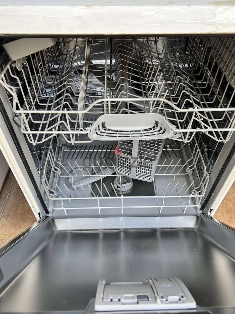 Bosch SI6P1B Dishwasher (White) - Excellent Condition, Sparingly Used 6