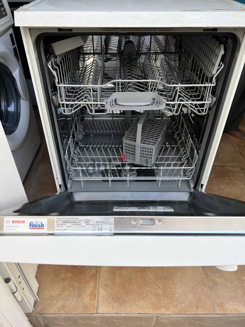 Bosch SI6P1B Dishwasher (White) - Excellent Condition, Sparingly Used 8