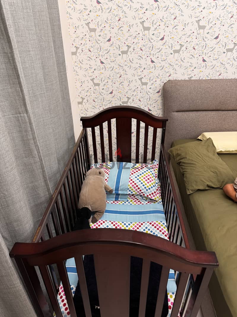 Baby cot in excellent condition with mattress 1