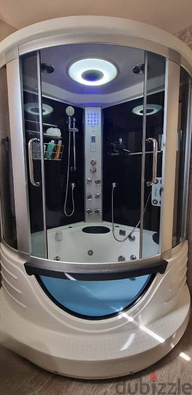 Jacuzzi with rain shower, in good condition جاكوزي مع شاور بحالة جيدة