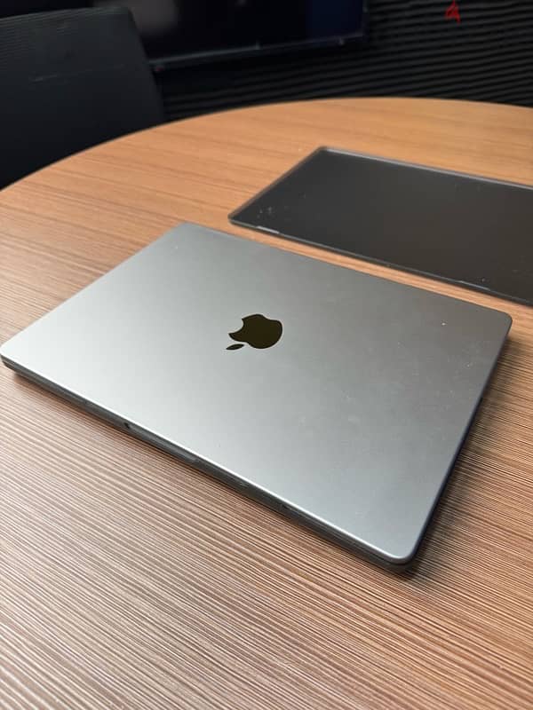 Mac book pro M1 pro 16GB Ram 512GB SSD 6