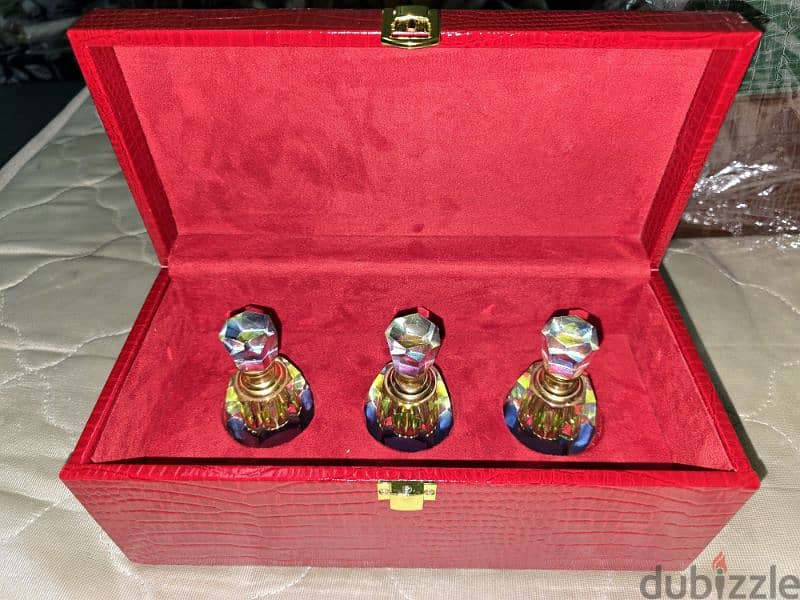 Luxury Oud Gift Box With Beautiful Bottles 4