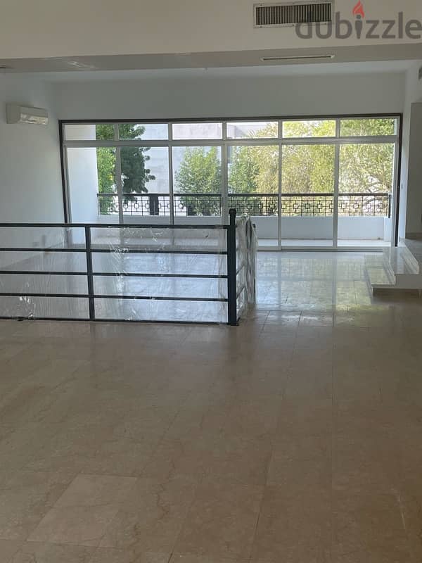 Very very spacious Villa in Qurum 8