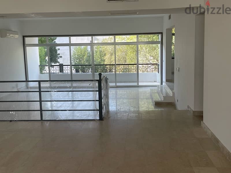 Very very spacious Villa in Qurum 9