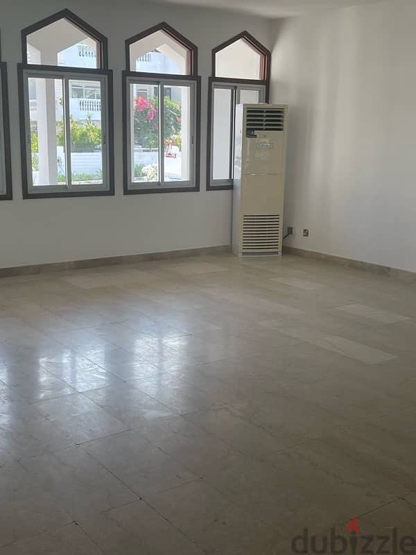 Very very spacious Villa in Qurum 10