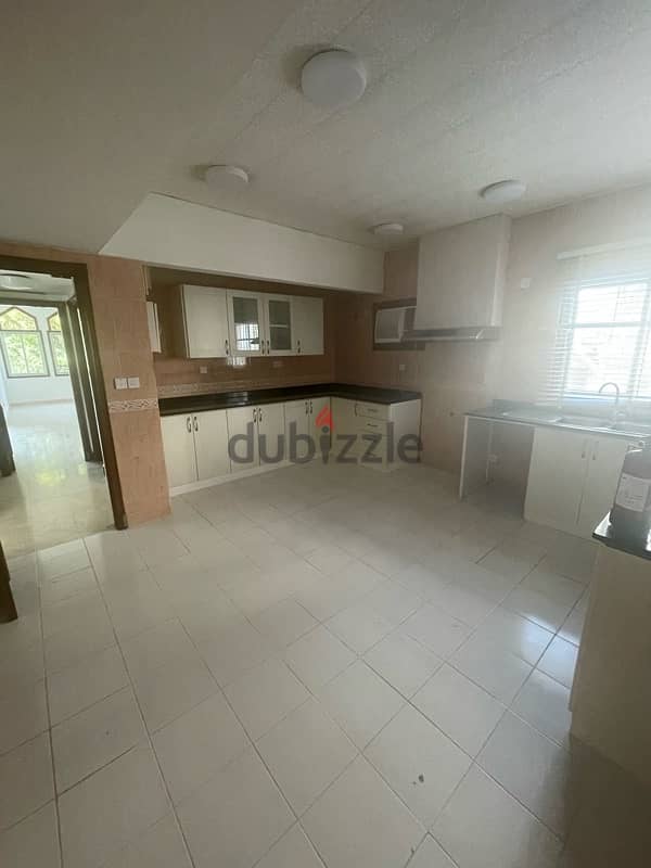 Very very spacious Villa in Qurum 12