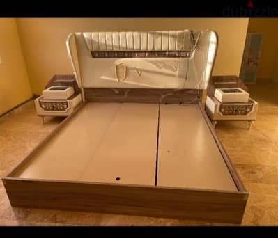 bed with 2 lamps stands free