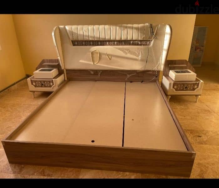 bed with 2 lamps stands free 0