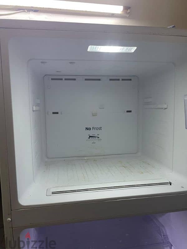 70 rial Very good condition Samsung fridge 4