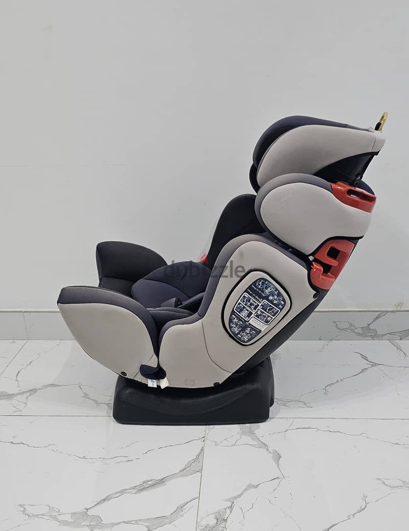 Kid's car seat. 1