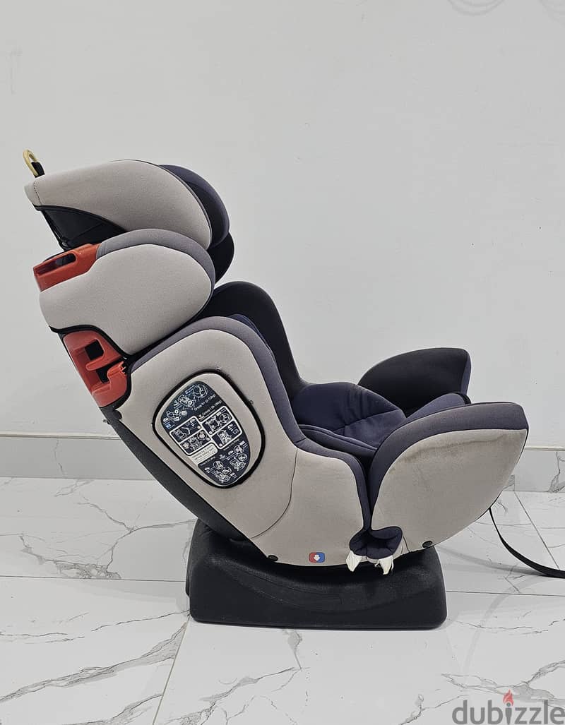 Kid's car seat. 3