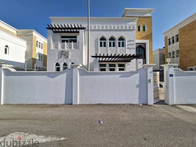 4 BR Well Designed Villa– Madinat Al Ilam