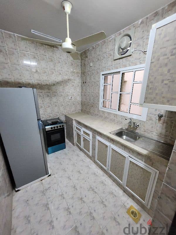 للإيجار - 2BHK مؤثثة ( أول ساكن ) في الخوير خلف مستشفي بدر السماء 7