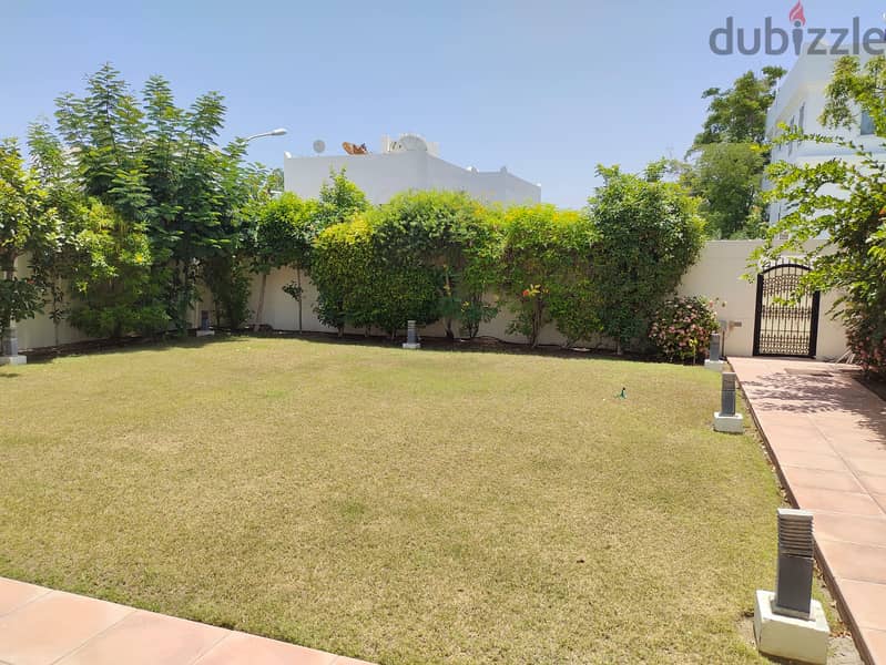 Semi Furnished 4BHK villa with Maids, driver quaters, huge garden 8